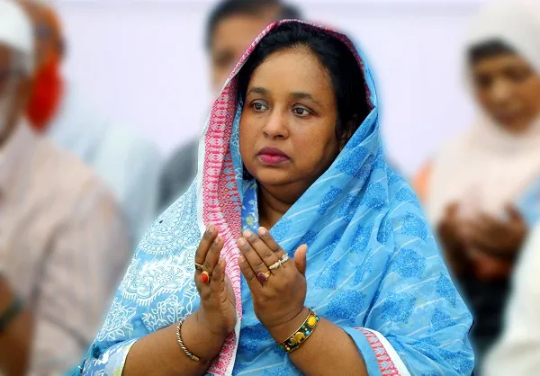 আইভীকে বহন করা পুলিশের গাড়িতে দুর্বৃত্তদের হামলা