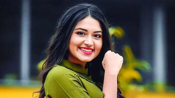 কাকে উদ্দেশ্যে করে স্ট্যাটাস দিলেন তাসনিয়া ফারিন?