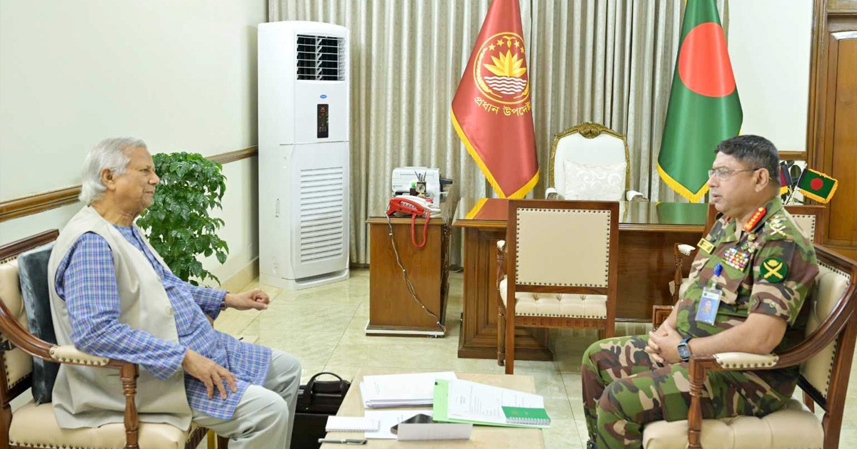 দেশের নিরাপত্তা পরিস্থিতি নিয়ে বৈঠকে প্রধান উপদেষ্টা ও বাহিনী প্রধানরা