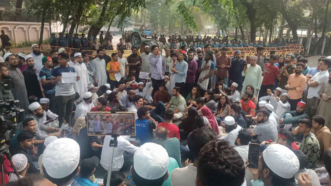 আ.লীগ নিষিদ্ধের দাবিতে যমুনার সামনে অবস্থান জুমার পরও চলবে: হাসনাত