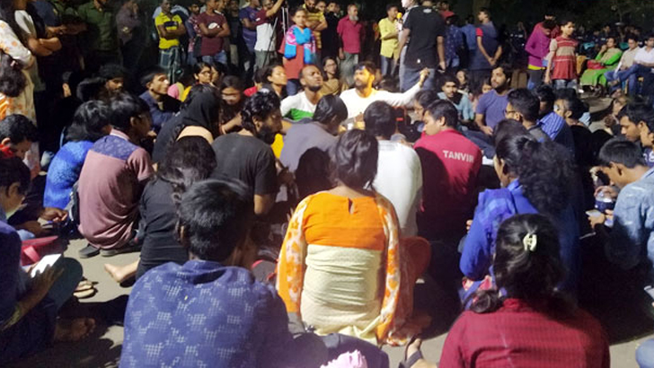 নিষেধাজ্ঞা উপেক্ষা করেই রাতে জাবি ক্যাম্পাসে বিক্ষোভ মিছিল