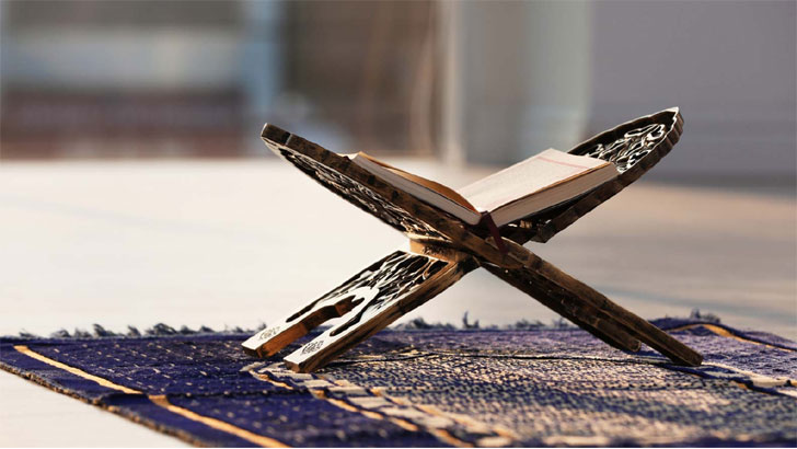 কোরআন মাজিদে চুমু দেয়া কি জায়েজ?