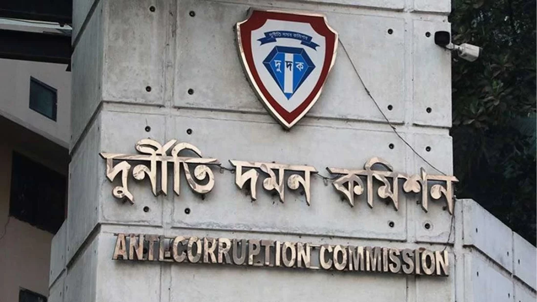 ঘন হচ্ছে দুর্নীতির জাল: মাত্র ৬ মাসেই ধরা ৭৪ কর্মকর্তা