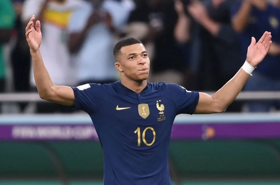 পেলেকে ছাড়িয়ে এমবাপ্পের ২ রেকর্ড