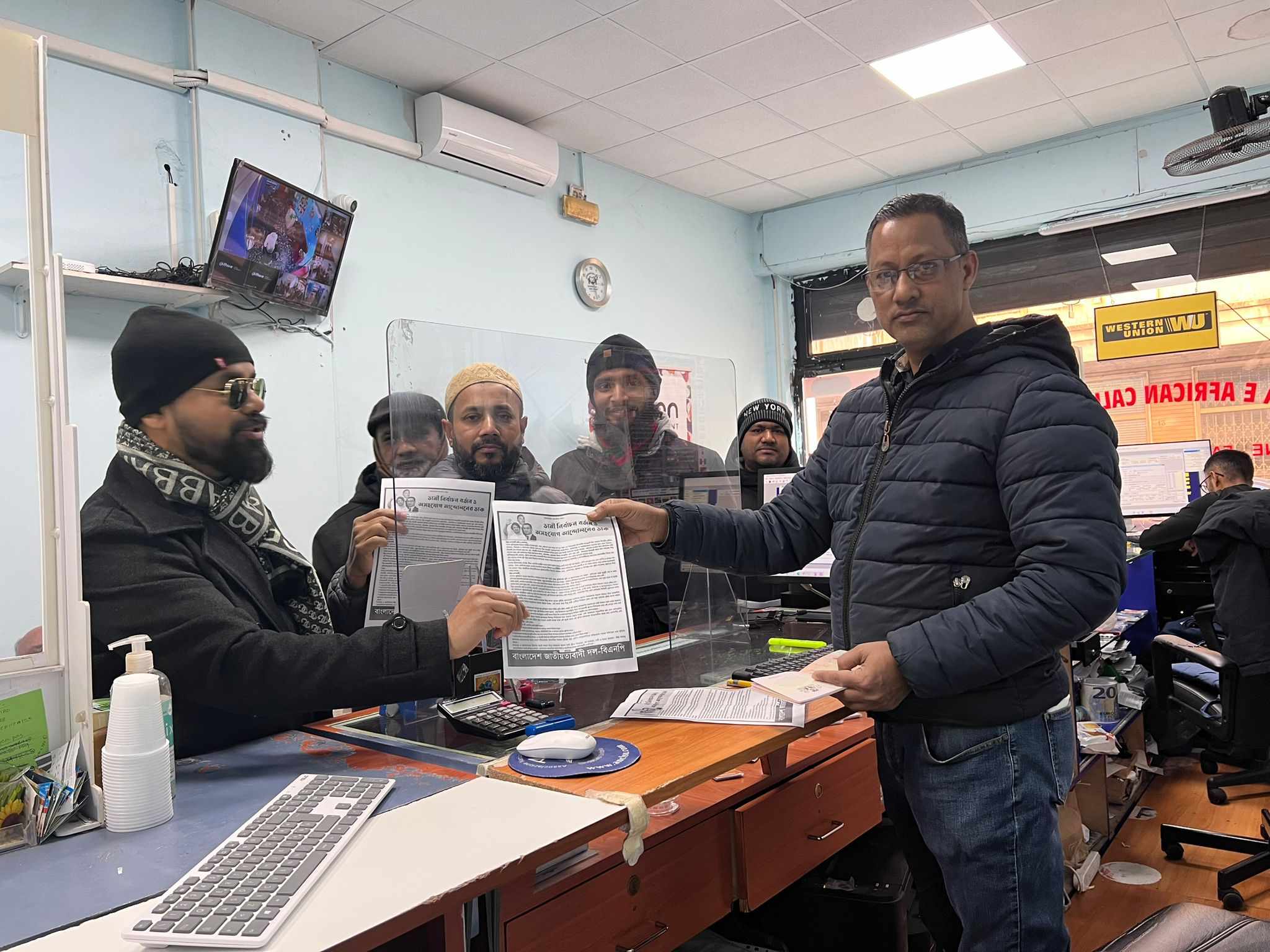 ইতালিতে বিএনপির লিফলেট বিতরণ