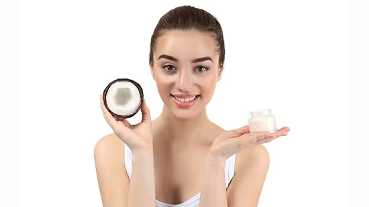 শীতে ত্বকের রুক্ষতায় নারকেল তেল