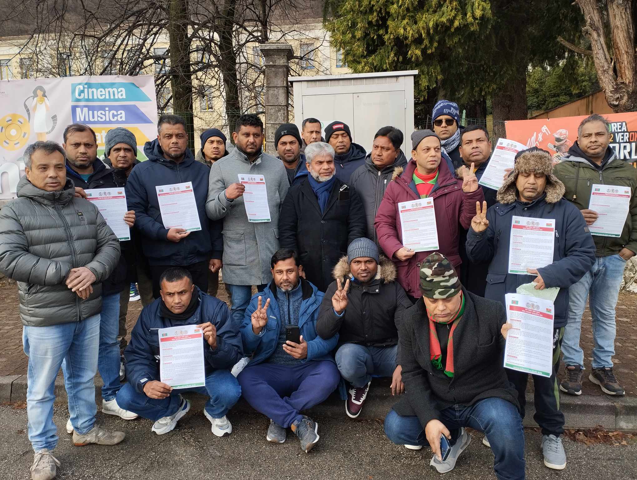 অসহযোগ আন্দোলনের সমর্থনে ইতালিতে বিএনপির লিফলেট বিতরণ