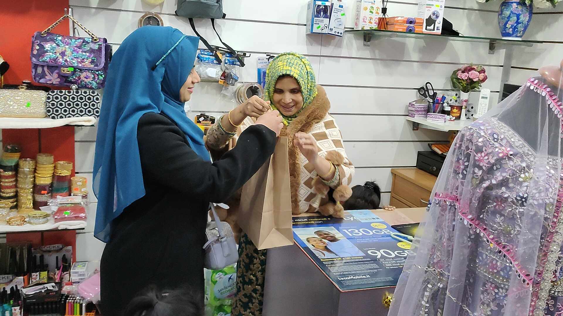 ঈদ সামনে রেখে ইতালিতে শুরু হয়েছে প্রবাসিদের কেনাকাটা