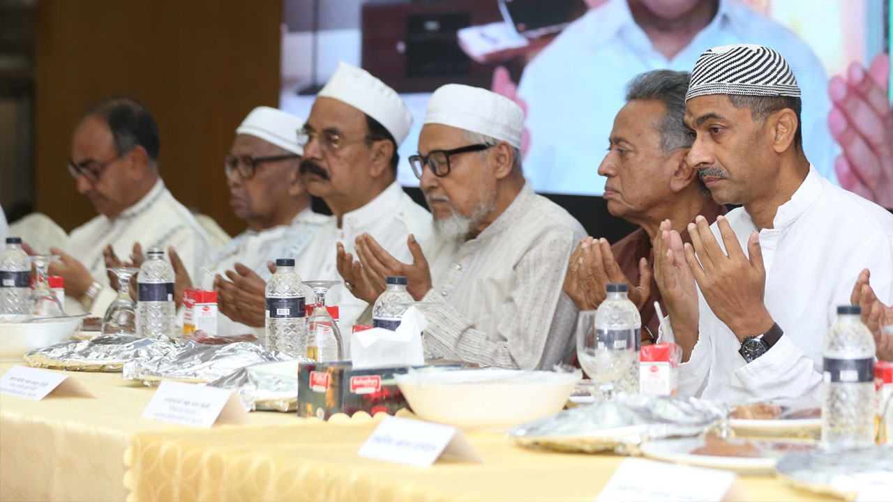 এতিম-ওলামা-মাশায়েখদের নিয়ে বিএনপি নেতাদের ইফতার