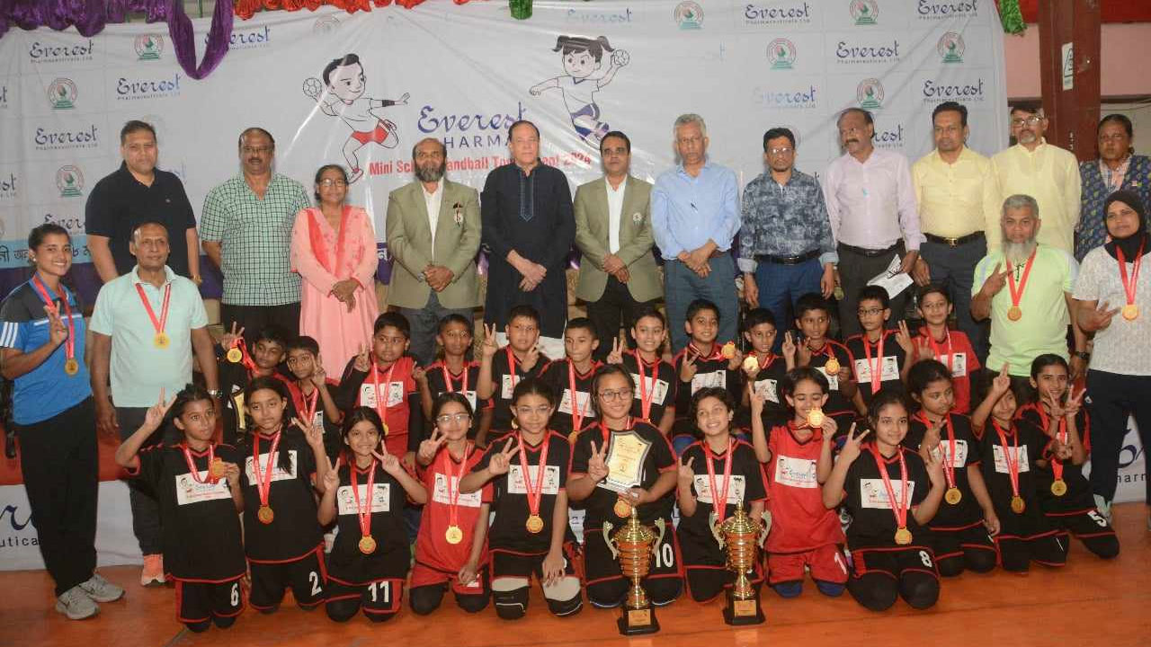 হ্যান্ডবলে সানিডেইলের ২ ট্রফি