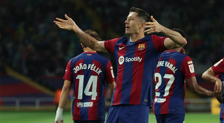 লেভানদোভস্কির হ্যাটট্রিকে বার্সার জয়