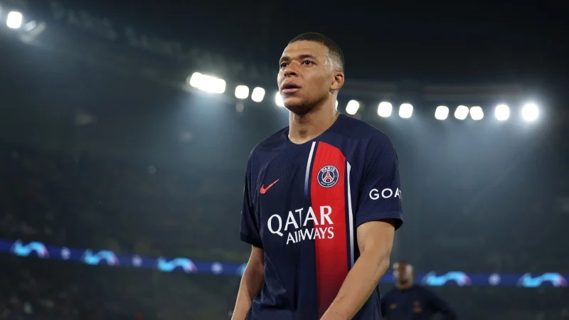 এবার পিএসজি ছাড়ার আনুষ্ঠানিক ঘোষণা দিলেন এমবাপ্পে