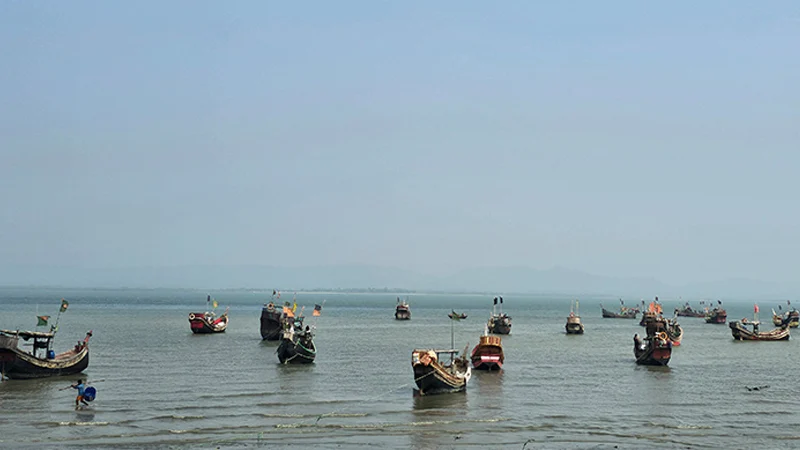 টেকনাফ উপকূল থেকে ৫ জেলে তুলে নিল আরাকান আর্মি
