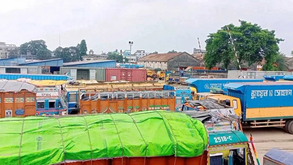 ভারতের আমদানি নিষেধাজ্ঞায় বেনাপোলে দাঁড়িয়ে আছে পোশাকভর্তি ৩৬টি ট্রাক