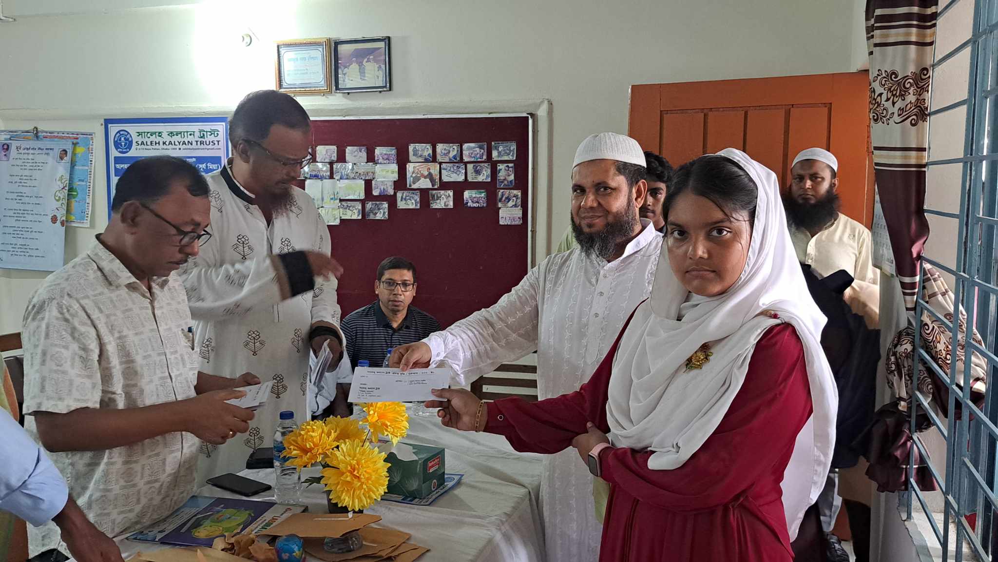 মাদারীপুরে ৩০০ শিক্ষার্থীর মাঝে সালেহ ট্রাস্টের ৬ লাখ টাকার বৃত্তি