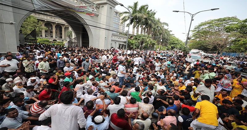 নগরভবনের সামনে ইশরাককে মেয়র হিসেবে শপথ করানোর দাবিতে বিক্ষোভ
