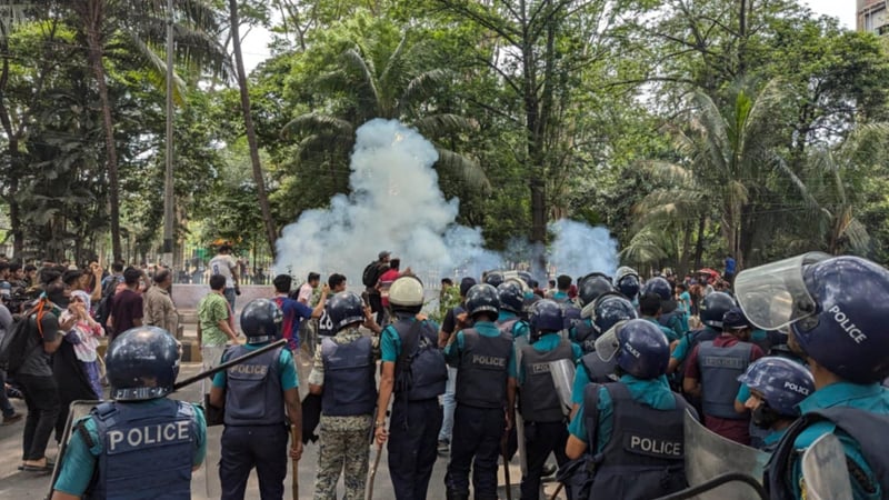 জবি শিক্ষার্থীদের ওপর পুলিশের লাঠিচার্জ-টিয়ারশেল, আহত অর্ধশত