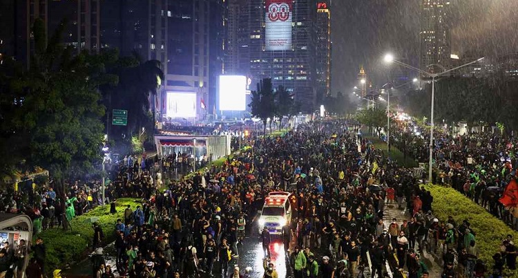 ইন্দোনেশিয়ার সংসদে আগুন দিলেন বিক্ষোভকারীরা, নিহত ৩