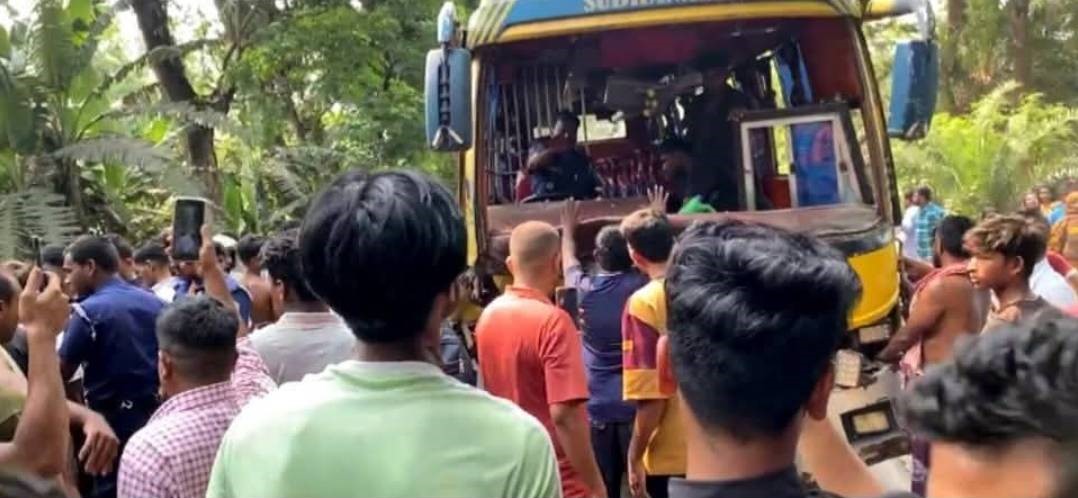 মাদারীপুরে ঢাকা-বরিশাল মহাসড়কে ভয়াবহ সংঘর্ষে আহত ৫