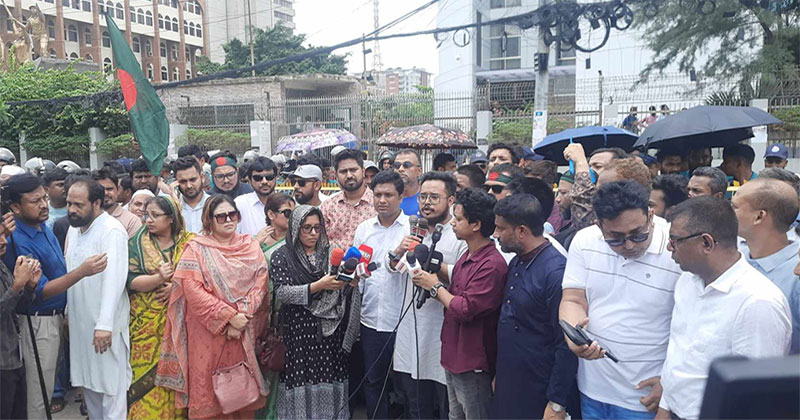 নির্বাচন কমিশনের সামনে বিক্ষোভ সমাবেশ করছে এনসিপি