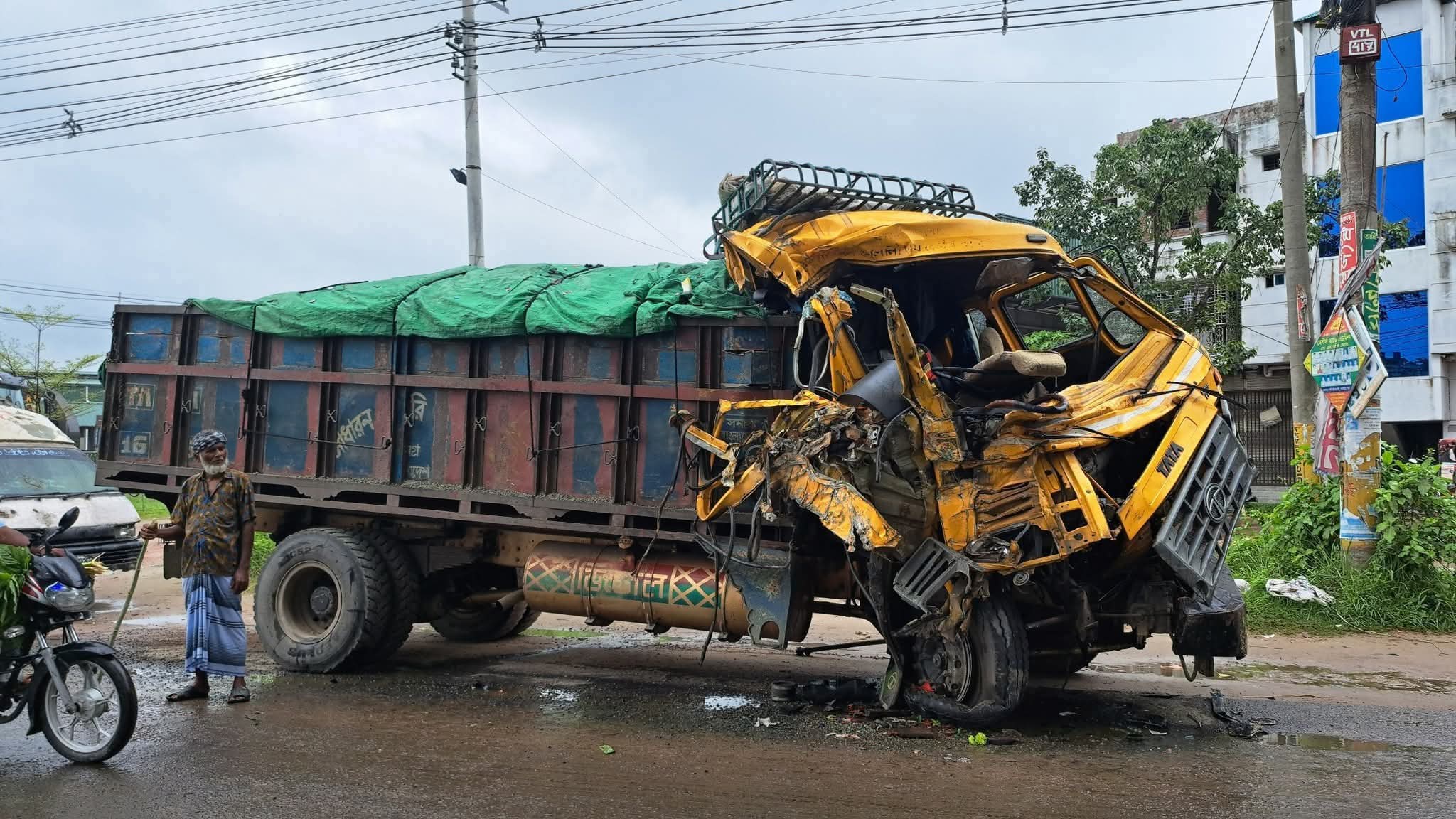 পাবনায় বাস-ট্রাক সংঘর্ষে ট্রাক চালক নিহত, আহত ২ জন
