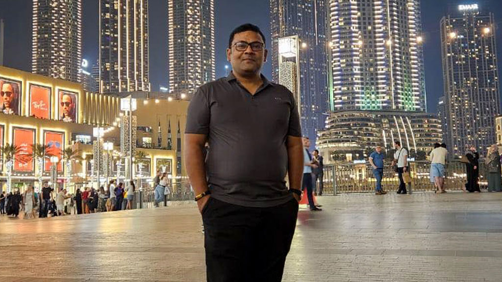 যুবলীগ নেতার বাড়ি ঘেরাও, দুবাই থেকে জানালেন ‘খুজে লাভ নেই’