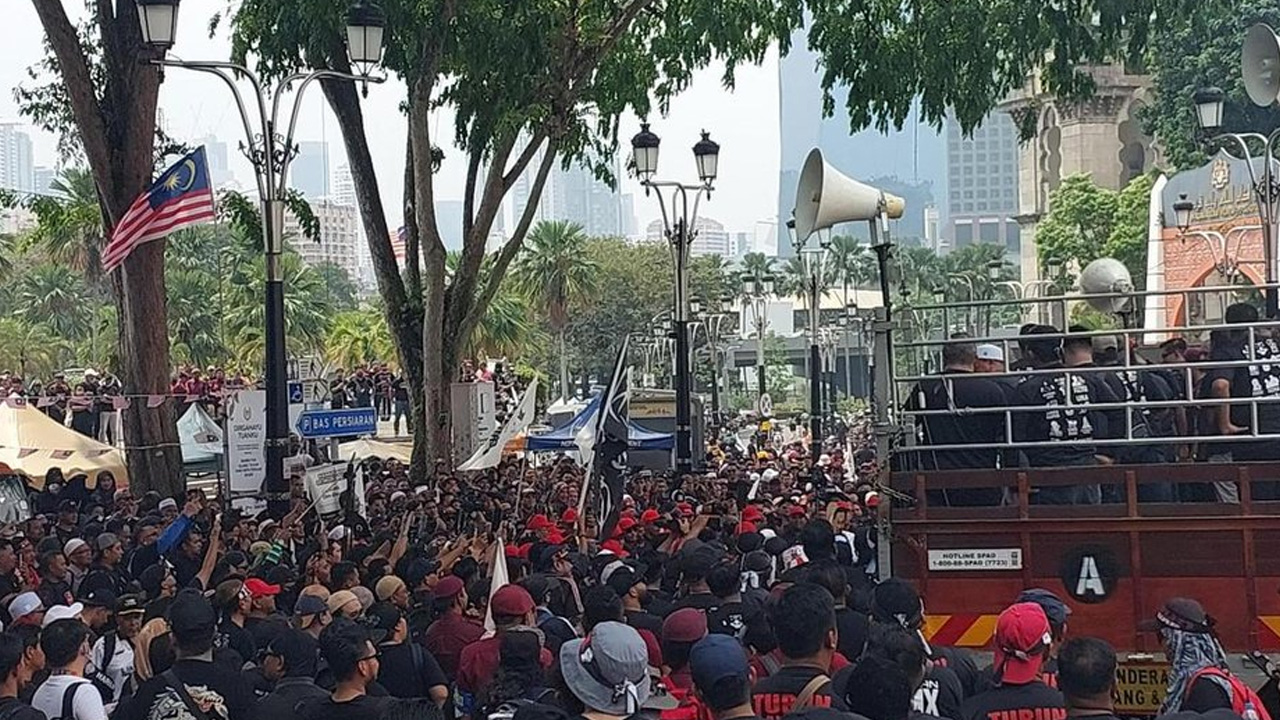 মালয়েশিয়ার প্রধানমন্ত্রীর পদত্যাগের দাবিতে বিক্ষোভ