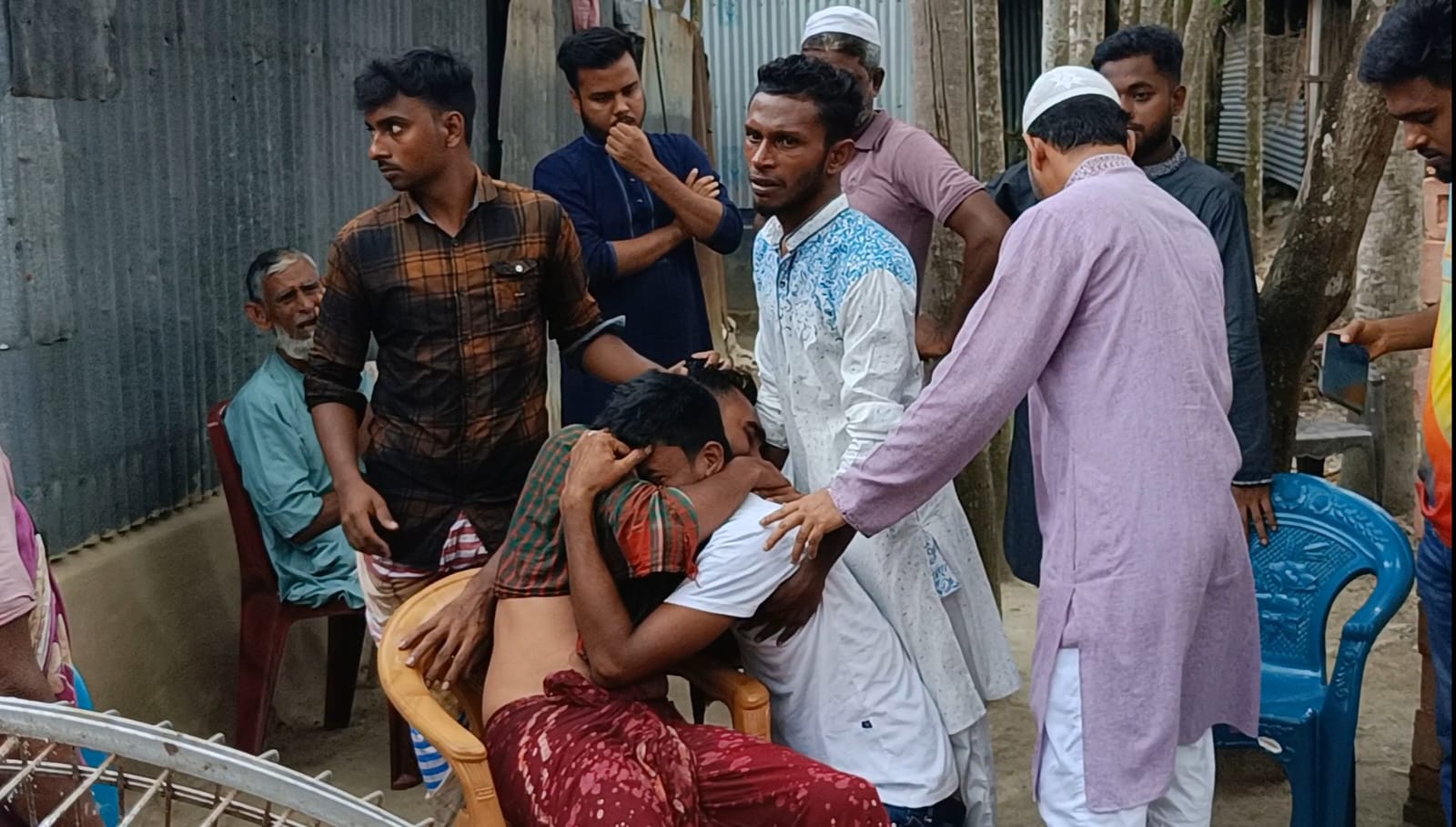 গাছে উঠতে গিয়ে পা পিছলে প্রাণ গেল দিনমজুরের