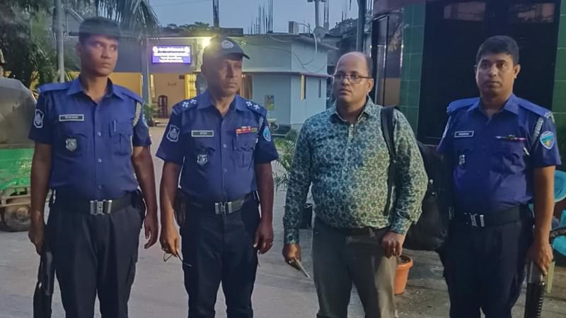 ভারতে যাওয়ার সময় এস আলম গ্রুপের কর্মকর্তা আটক