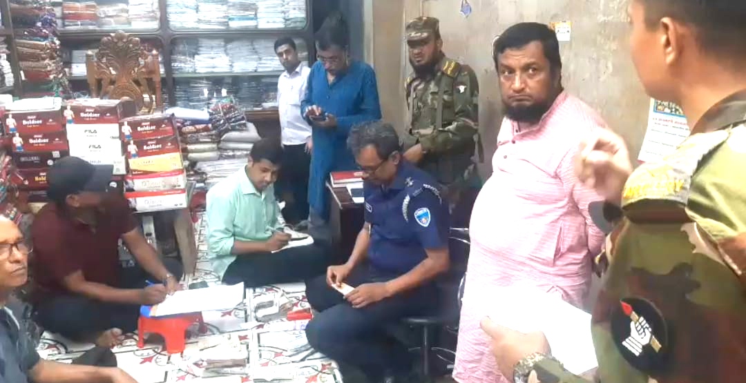 লক্ষ্মীপুরে ১২ দেশের বিপুল পরিমাণ বিদেশি মুদ্রাসহ আটক ২