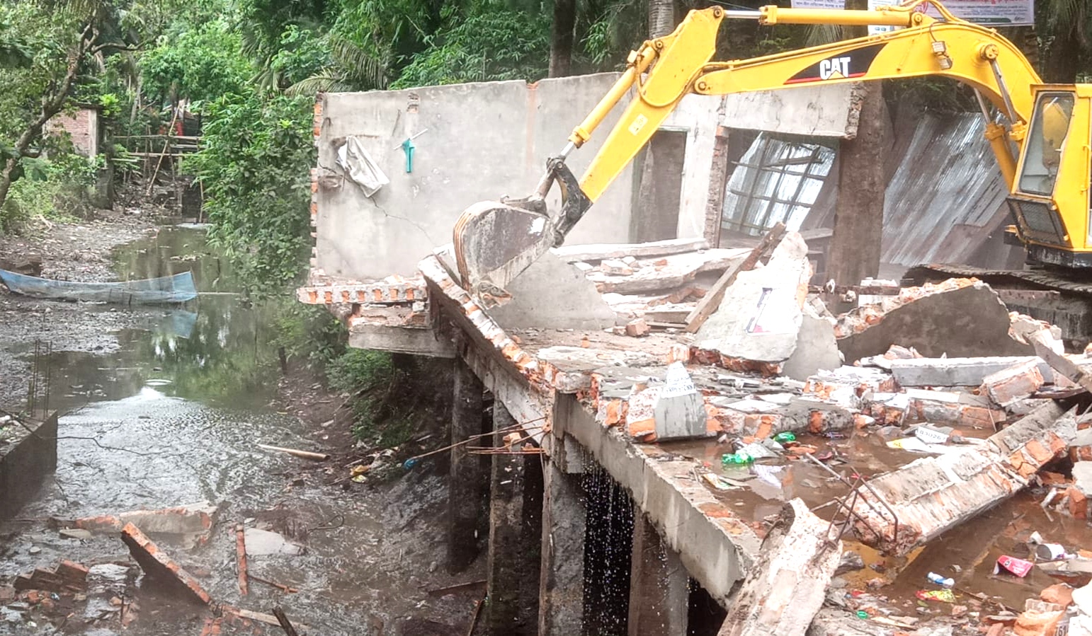 লক্ষ্মীপুরে বর্ষায় জলাবদ্ধতা নিরসনে উচ্ছেদ অভিযান