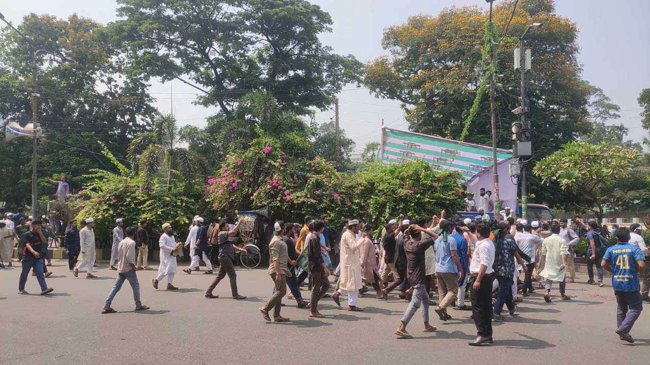 মিছিলসহ যমুনার সামনে আসছেন বিভিন্ন দলের নেতাকর্মীরা