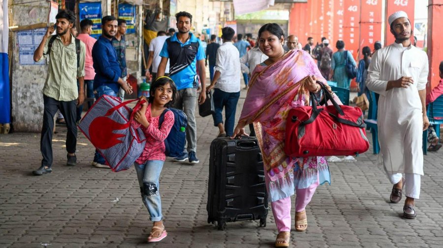 শারদীয় দুর্গাপূজা শেষে ঢাকায় ফিরতি যাত্রায় মানুষের ভিড়
