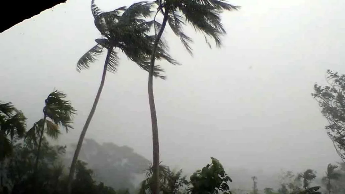 দেশের বিভিন্ন অঞ্চলে ৮ অঞ্চলে দুপুরের মধ্যে ৬০ কিমি বেগে ঝড়ের আভাস