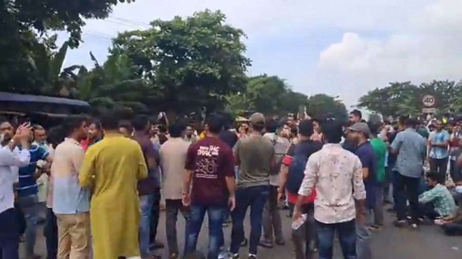 ইসলামী ব্যাংক চাকরিচ্যুতি কর্মকর্তাদের মহাসড়ক অবরোধ