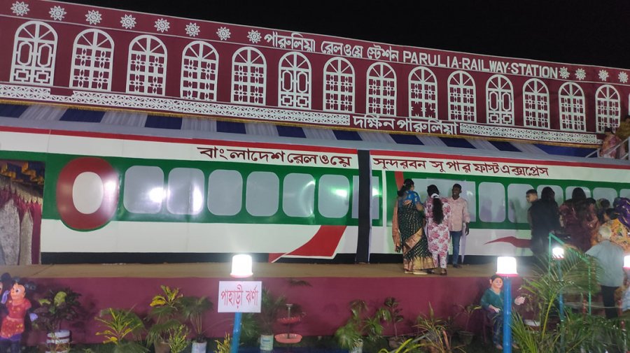 রেলের আদলে সাজানো সাতক্ষীরার পূজামণ্ডপ, দর্শনার্থীদের উপচে পড়া ভিড়