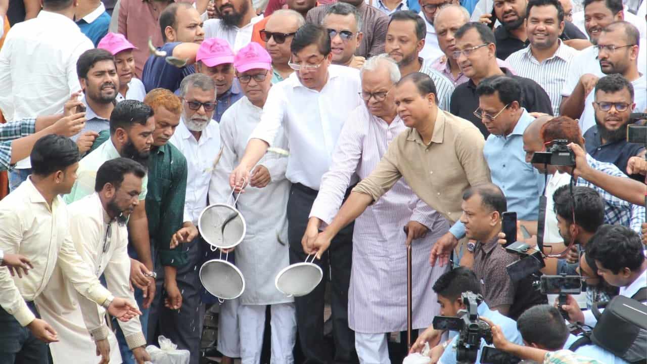 জিয়া উদ্যানের লেকে এবার মাছের পোনা ছাড়ল আমরা বিএনপি পরিবার