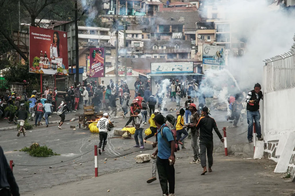 জেন-জি আন্দোলনে ২২ প্রাণহানি, পদত্যাগ করবেন না মাদাগাস্কারের প্রেসিডেন্ট
