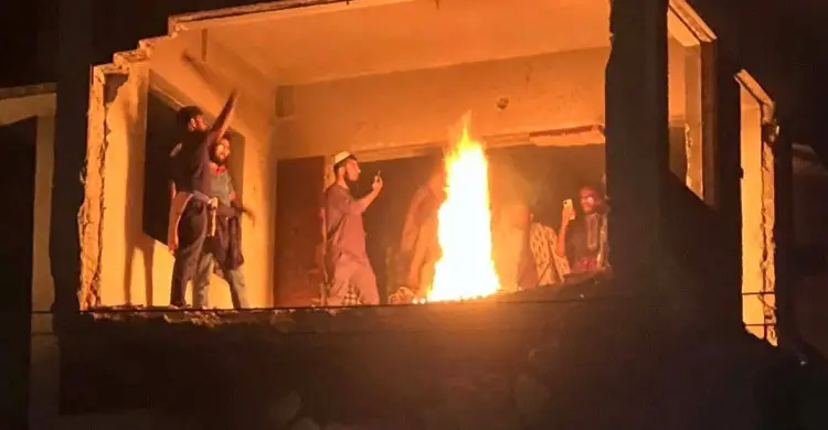 হাদি হত্যার প্রতিবাদে রাজধানীজুড়ে তাণ্ডব, ধানমন্ডি-৩২ এ অগ্নিসংযোগ