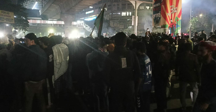 হাদির মৃত্যুর প্রতিবাদ: শাহবাগে ছাত্র-জনতার সঙ্গে যোগ দিলো বুয়েট শিক্ষার্থীরা