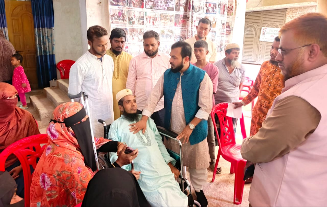 লক্ষ্মীপুরে প্রতিবন্ধীদের হুইল চেয়ার উপহার দিলেন জামায়াত নেতা ড. রেজাউল করিম