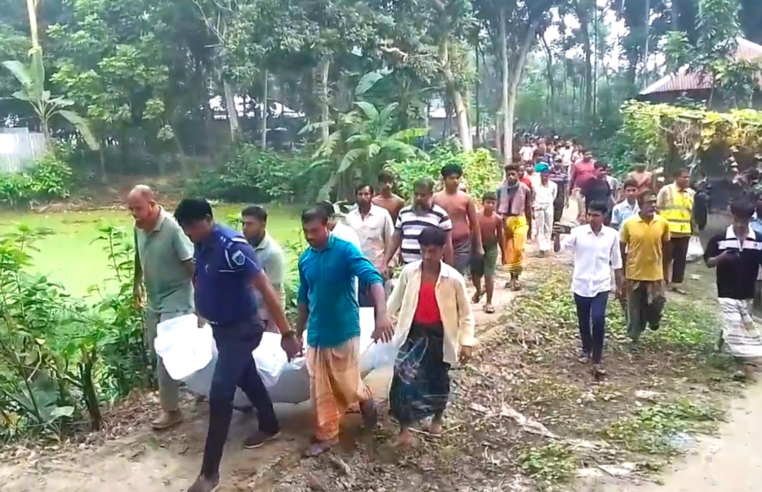 আমিনপুরে নিখোঁজের পরদিন হলুদ ক্ষেতে মিলল ব্যবসায়ীর আগুনে ঝলসানো লাশ
