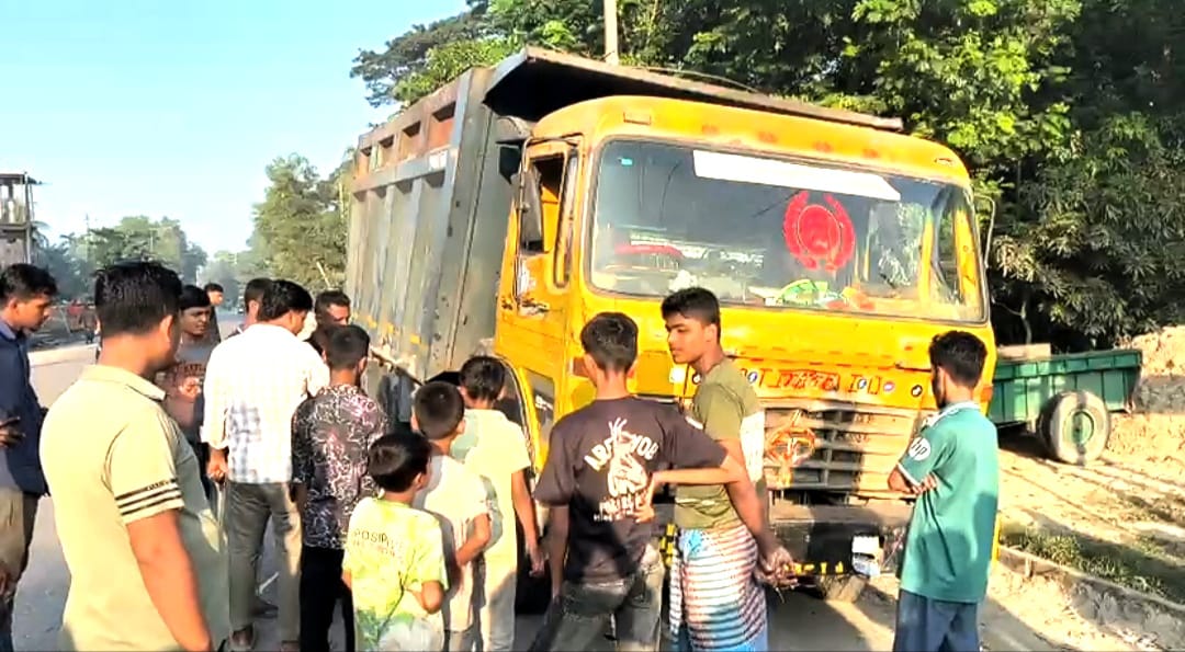 লক্ষ্মীপুরে ড্রাম-ট্রাকের চাপায় ভ্যানচালক নিহত, সড়ক অবরোধ