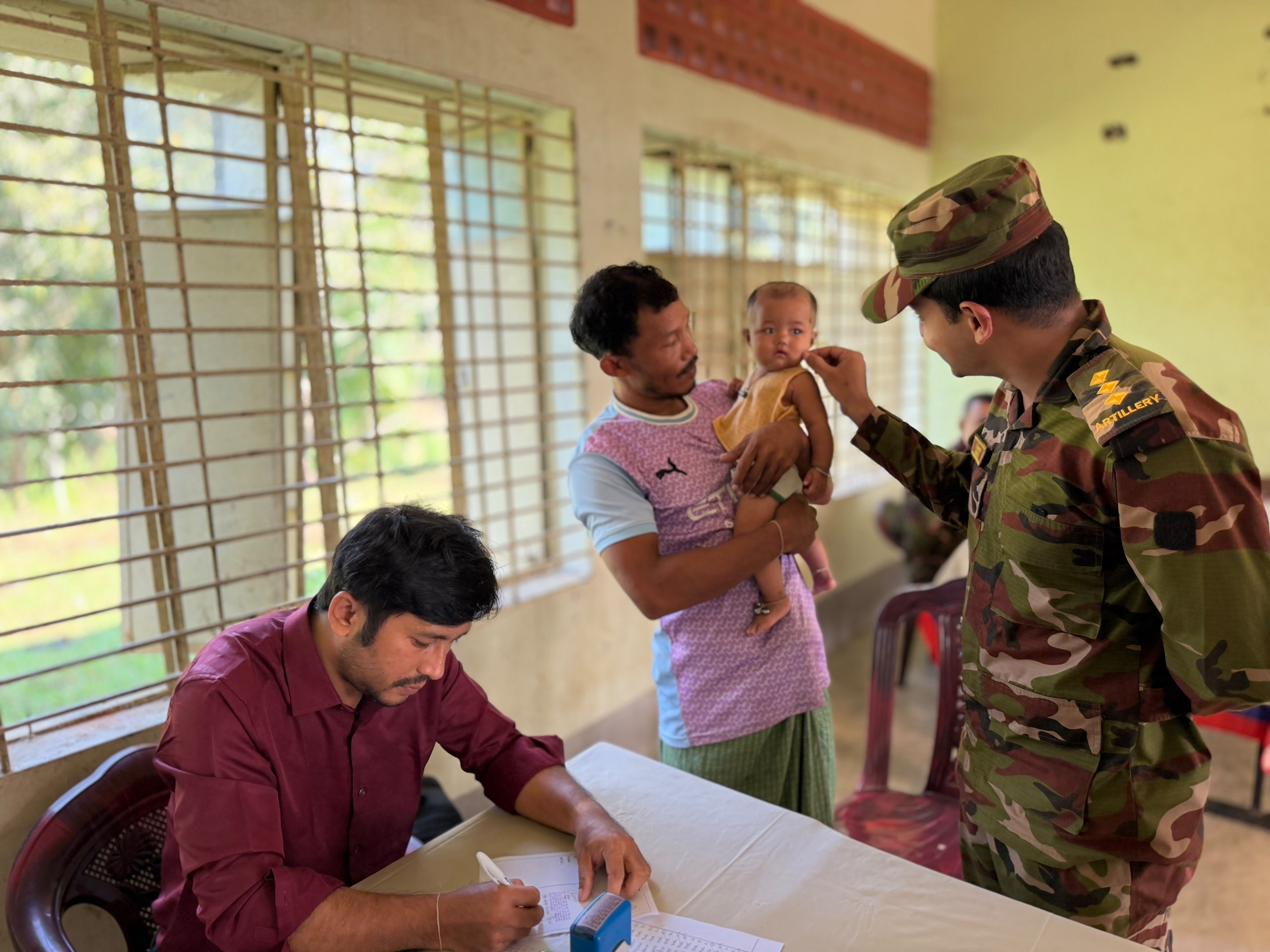 দুর্গম লক্ষ্মীছড়িতে সেনাবাহিনীর বিনামূল্যে চিকিৎসা সেবা প্রদান