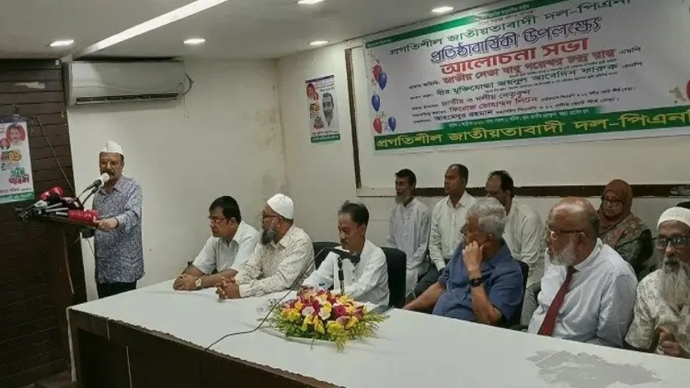 তারেক রহমানকে আনুগত্য-তোষামোদ নয়, দিকনির্দেশনা দেওয়ার আহ্বান গয়েশ্বরের