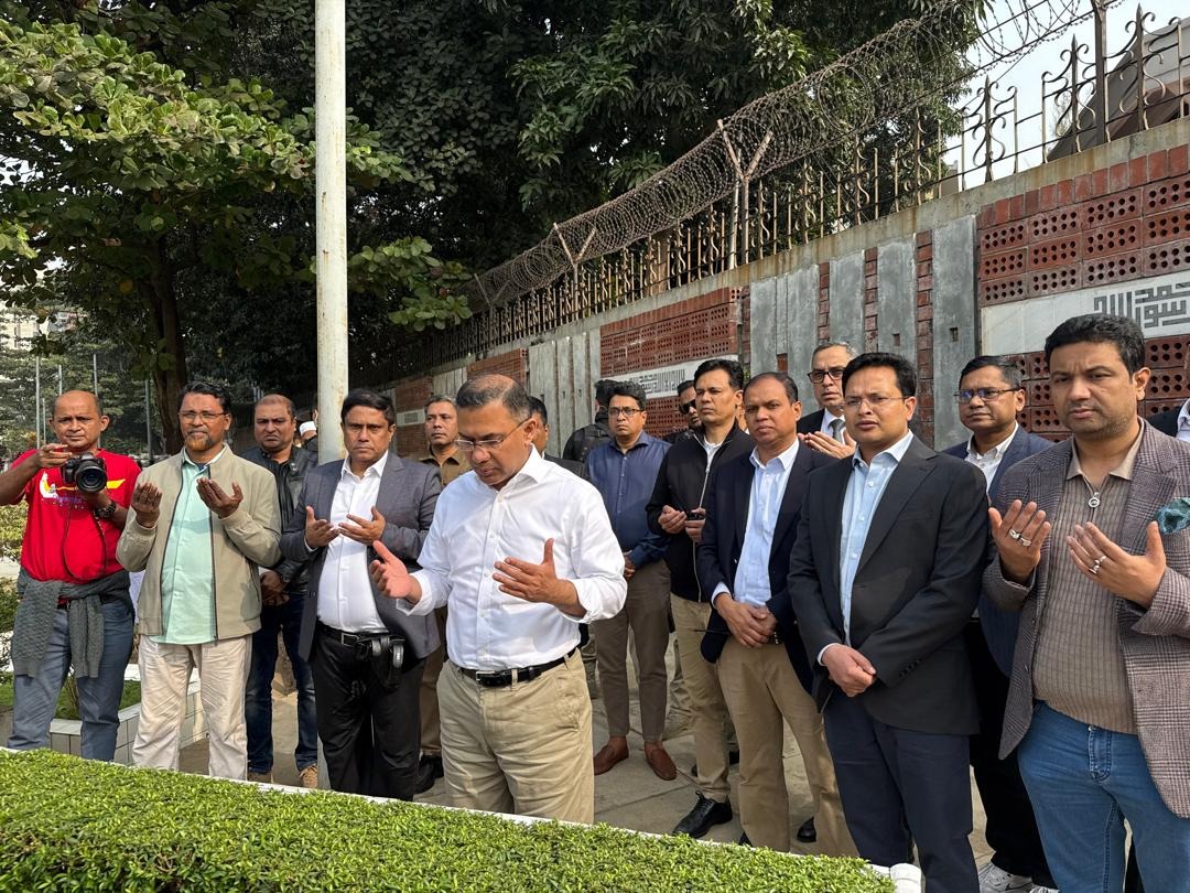 আরাফাত রহমান কোকোর কবর জিয়ারত করলেন তারেক রহমান