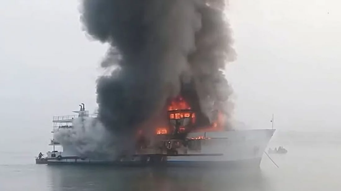 সেন্টমার্টিনগামী জাহাজে আগুন