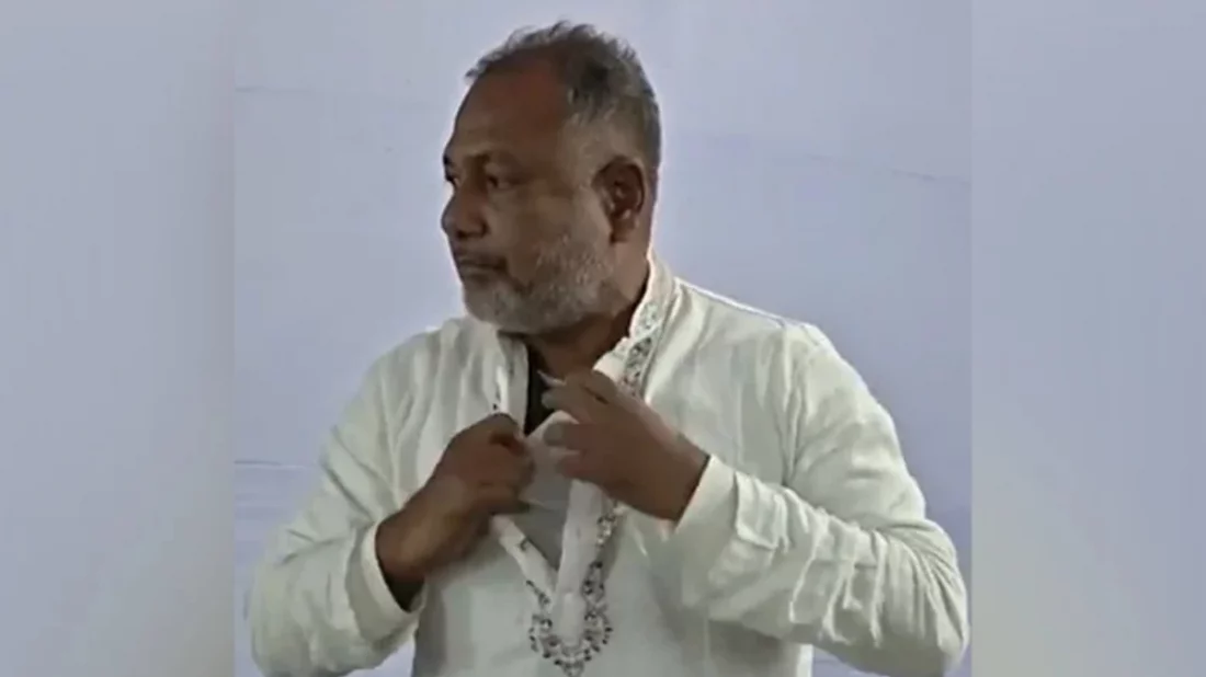 পাঞ্জাবীর বোতাম খুলে বুলেটপ্রুফ জ্যাকেট দেখালেন বিএনপি প্রার্থী