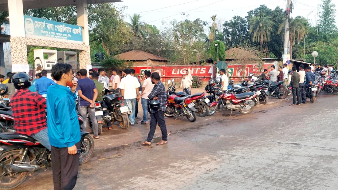 পেট্রোল পাম্পে দীর্ঘ লাইন, সুবিধা নিচ্ছে খুচরা বিক্রেতারা