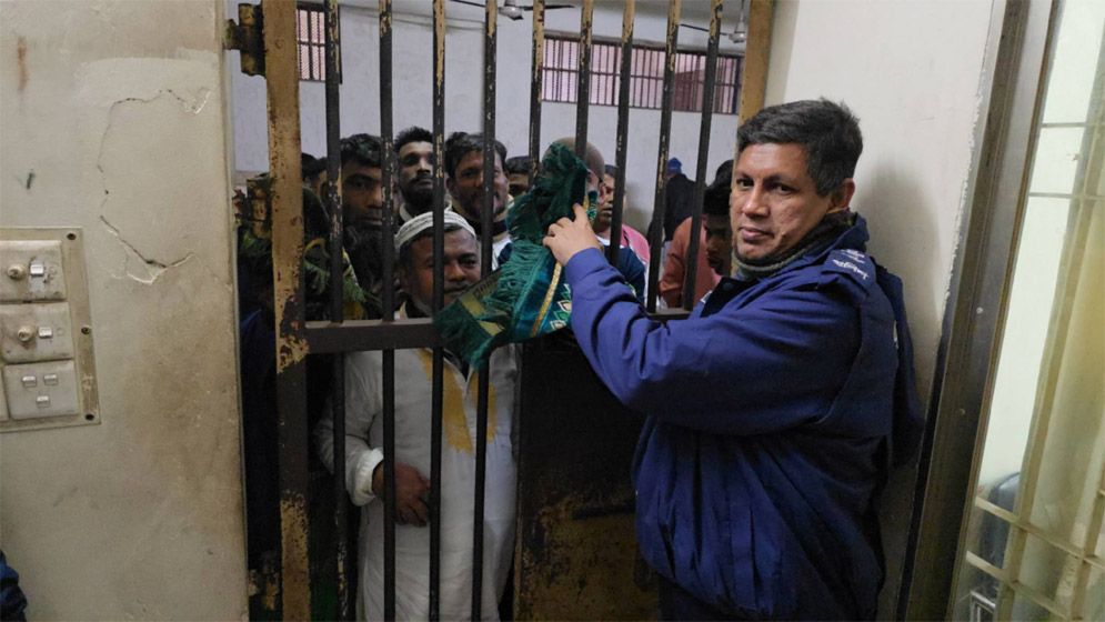 হাজতখানায় জায়নামাজ বিতরণ